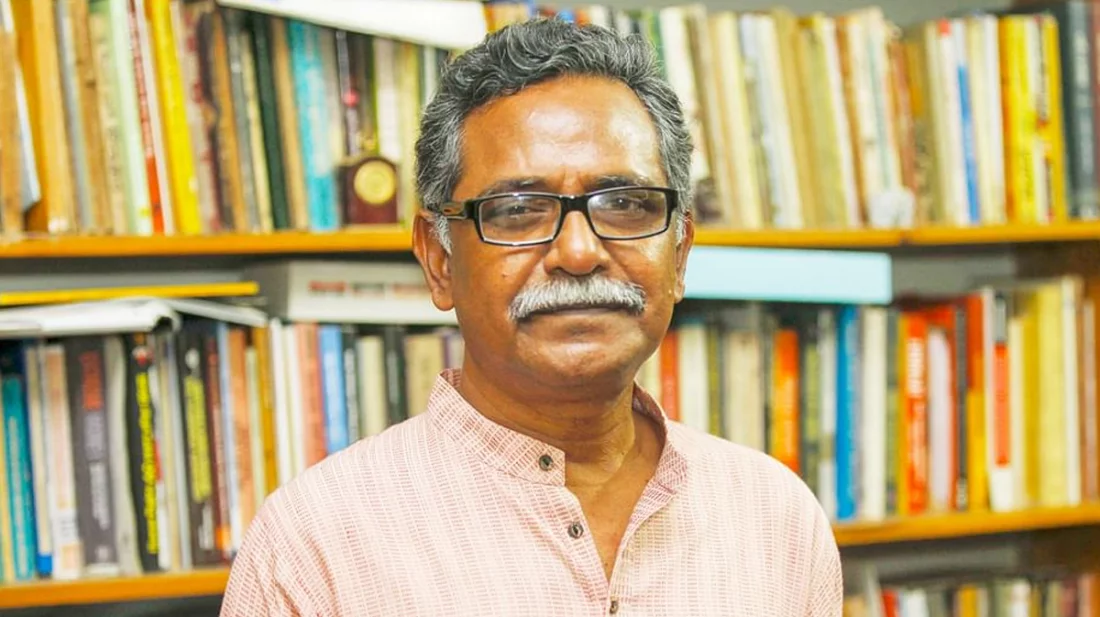 ট্রেনে কাটা পড়ে বাম পায়ের সব আঙ্গুল হারালেন অধ্যাপক আনু মুহাম্মদ