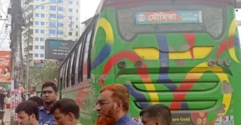 চলন্ত বাস থেকে ছিটকে হেলপার নিহত