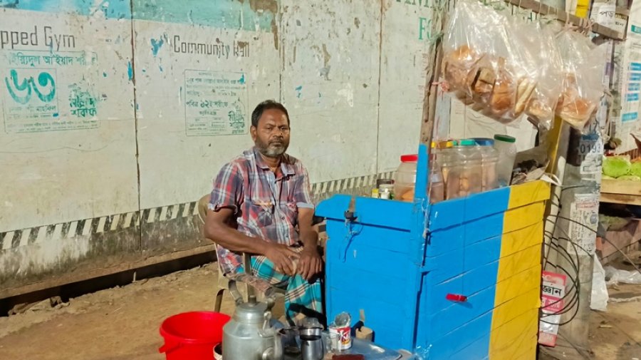 সন্তানদের উচ্চশিক্ষার স্বপ্ন পূরণ হয়েছে চা বিক্রেতা মনিরুজ্জামানের