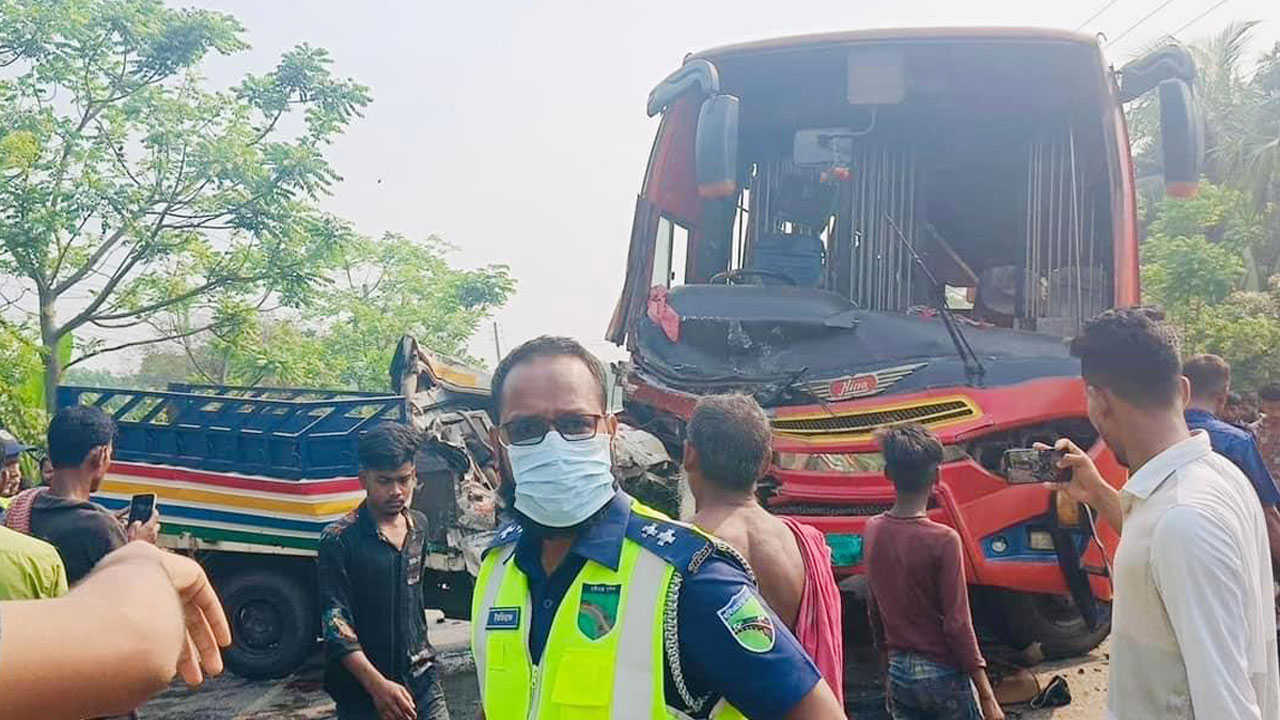 ফরিদপুরে বাস-পিকআপের সংঘর্ষে নিহত বেড়ে ১৪