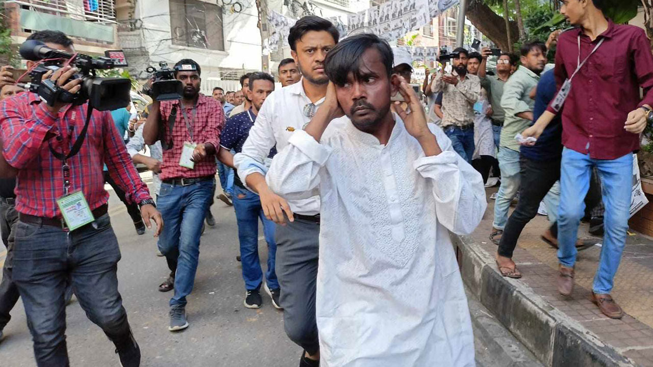 ঢাকা-১৭ আসনের নির্বাচনের দিন হিরো আলমের ওপর হামলা : মামলার প্রতিবেদন ফের পেছাল