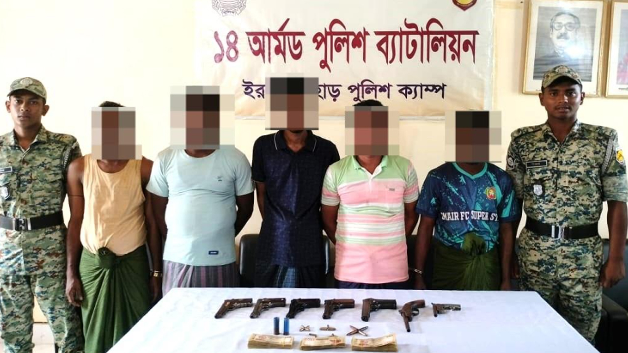 উখিয়া ক্যাম্প থেকে অস্ত্র-গুলিসহ ৫ রোহিঙ্গা আটক