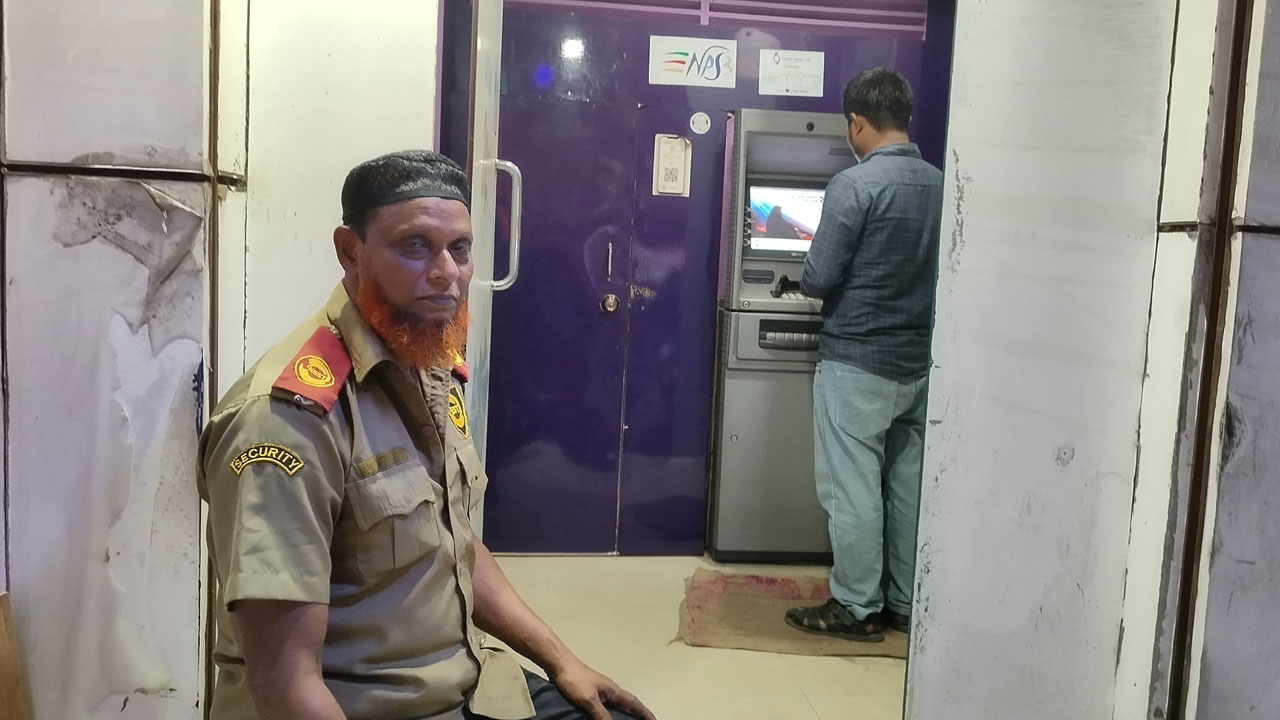 পেশাগত দায়িত্ব পালনের মধ্যে ঈদের আনন্দ খুঁজে নেন তারা