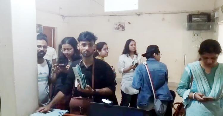 সাড়ে ৪ ঘণ্টা পর আখাউড়া স্থলবন্দরে যাত্রী পারাপার শুরু