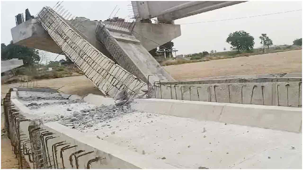 বাতাসের ধাক্কায় ভেঙে পড়ল সেতু
