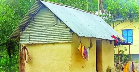তীব্র গরমে শান্তি মেলে মাটির ঘরে