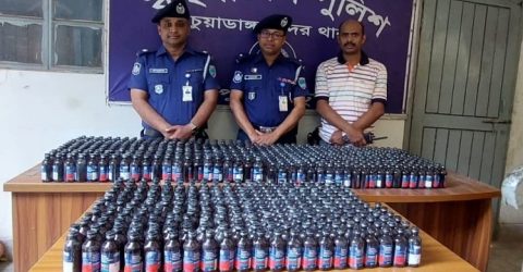 দুর্ঘটনাকবলিত পিকআপে মিললো ৭৭০ বোতল ফেনসিডিল