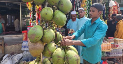 তীব্র গরমে বেড়েছে ডাবের চাহিদা, সঙ্গে দাম