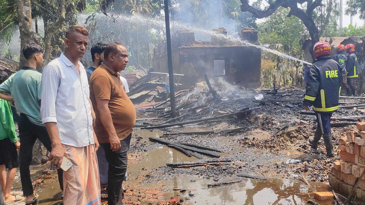 সিগারেটের আগুনে পুড়ল ৫ বসতঘর