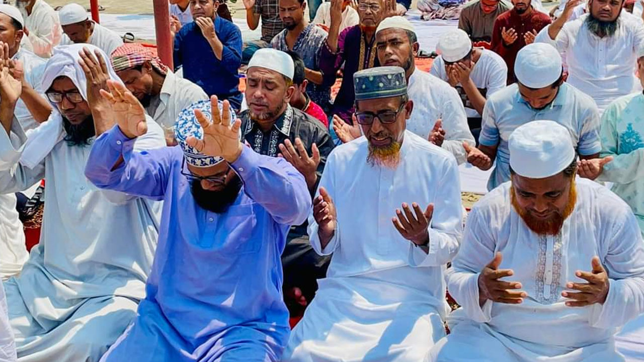 চট্টগ্রামে বৃষ্টির আশায় বিশেষ নামাজ আদায়