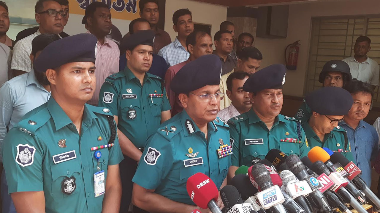 পুলিশ শুধু আইনশৃঙ্খলায় নয়, মানবিকতায়ও নজির স্থাপন করেছে