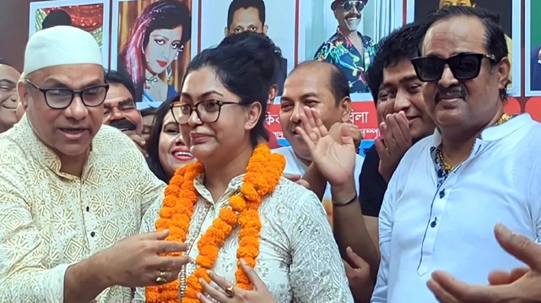 নির্বাচনে হেরেও নিপুনের গলায় বিজয়ের মালা!