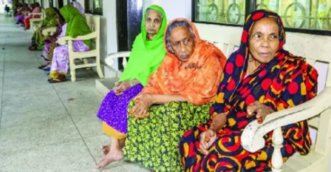 ছেলেমেয়ে মস্ত বড় অফিসার, বৃদ্ধাশ্রমে বাবার নিঃসঙ্গ জীবন