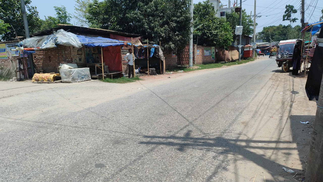 তীব্র তাপপ্রবাহে প্রয়োজন ছাড়া বাইরে বের হচ্ছেন না কেউ, অনেকটাই ফাঁকা ঢাকার রাজপথ