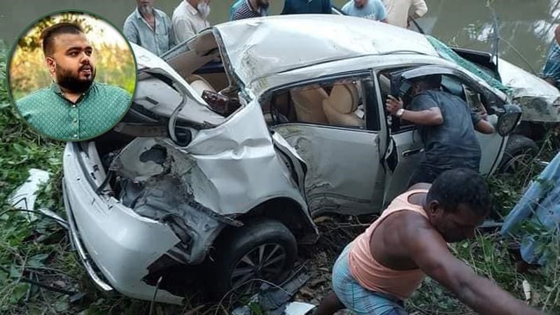 ফেনীতে প্রাইভেটকার খাদে পড়ে কলেজছাত্র নিহত