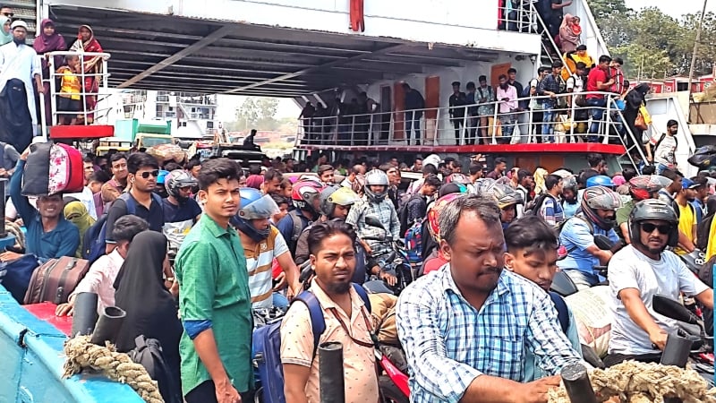 অতিরিক্ত ভাড়া আদায়ের অভিযোগ পাটুরিয়া ও আরিচা ফেরি ও লঞ্চঘাটে