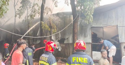 নারায়ণগঞ্জে ব্যাটারি কারখানায় আগুন