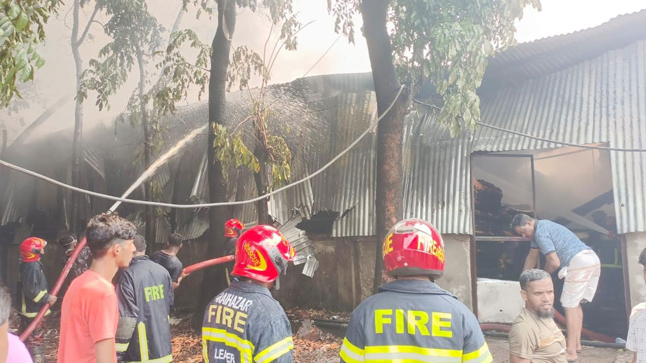 নারায়ণগঞ্জে ব্যাটারি কারখানায় আগুন