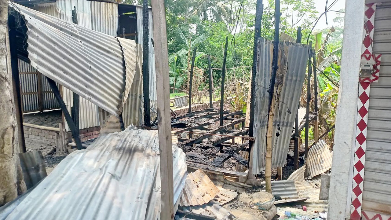 শরীয়তপুরে রাতের অন্ধকারে আ.লীগের কার্যালয়ে অগ্নিসংযোগ