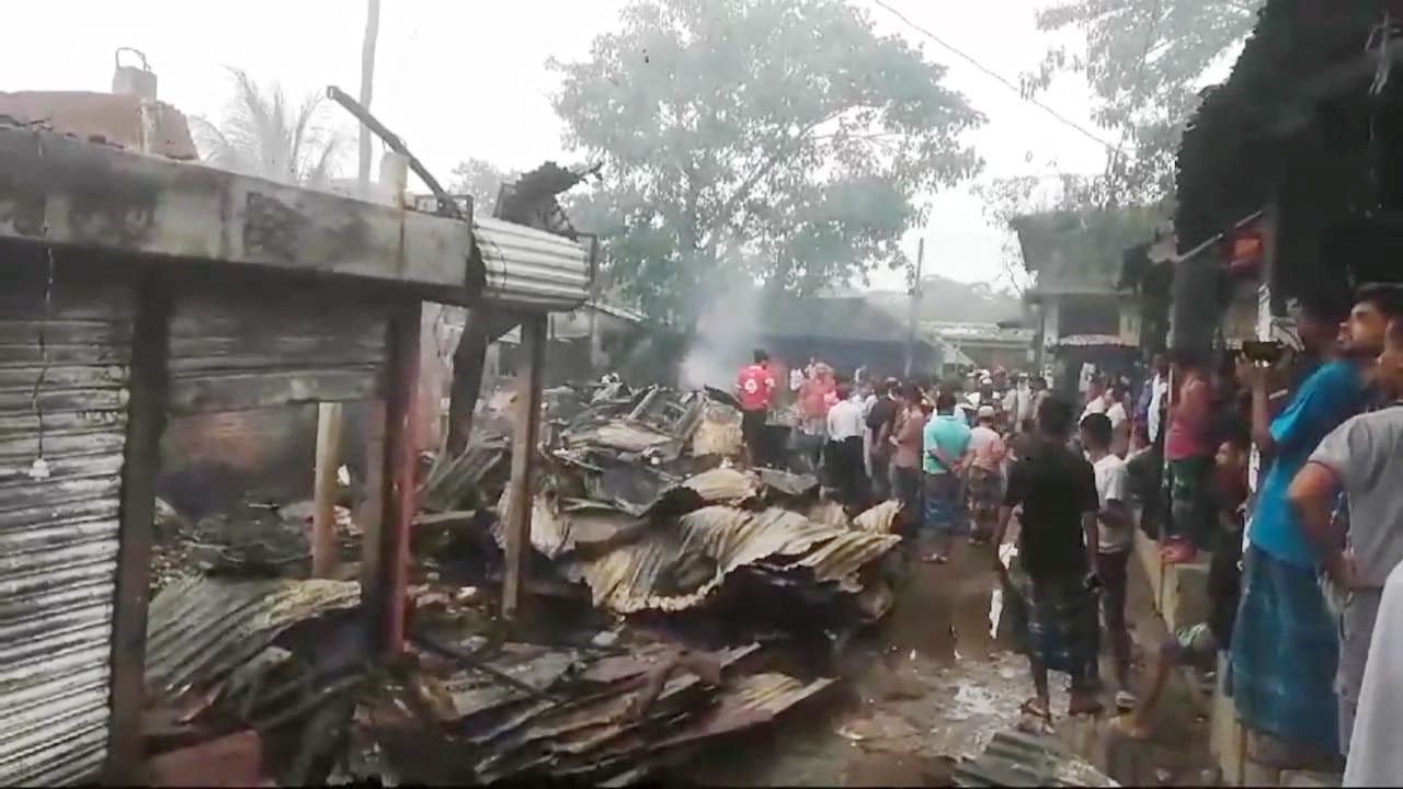 শাহরাস্তি বাজারে আগুনে পুড়ল ১৪ ব্যবসাপ্রতিষ্ঠান