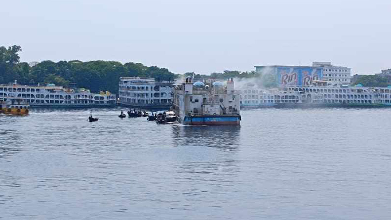 শ্যামবাজার ঘাটে লঞ্চে লাগা আগুন নিয়ন্ত্রণে