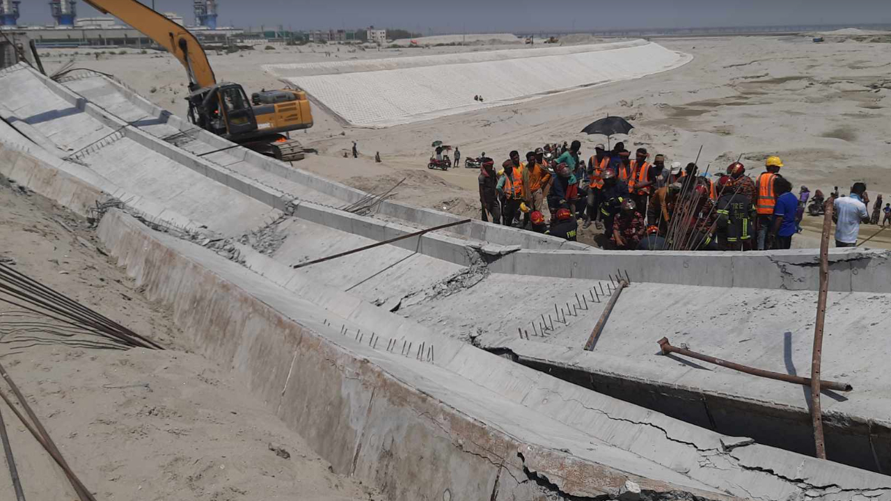 সিরাজগঞ্জ ইকোনমিক জোনে ব্রিজের গার্ডার ধসে চাপা পড়েছেন শ্রমিক