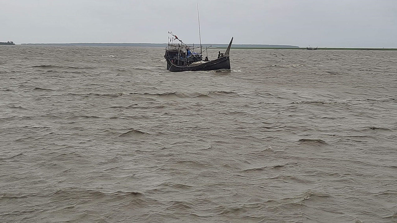 বঙ্গোপসাগরে কার্গো জাহাজডুবি, সাগরে ভাসছেন ১২ নাবিক