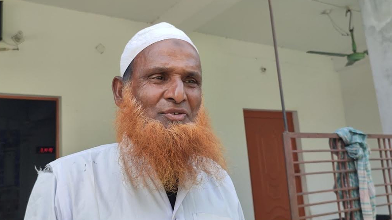 ৫ হাজার টাকায় সংসার চলে না, তাই ফজর পড়িয়ে অন্যের কাজ করতে যাই