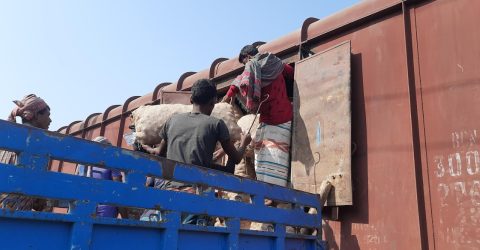 সিরাজগঞ্জে পৌঁছেছে ভারতীয় ১৬৫০ টন পেঁয়াজ