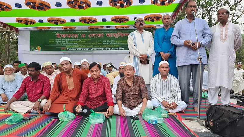 ঝিনাইদহ জেলার বিএনপির ইফতারে আওয়ামী লীগ নেতা, দু’দলেই মিশ্র প্রতিক্রিয়া