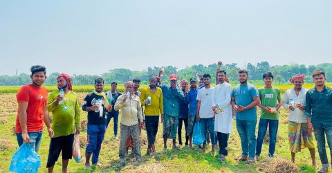 কৃষকদের জন্য পানি-স্যালাইন নিয়ে ফসলের মাঠে একদল তরুণ