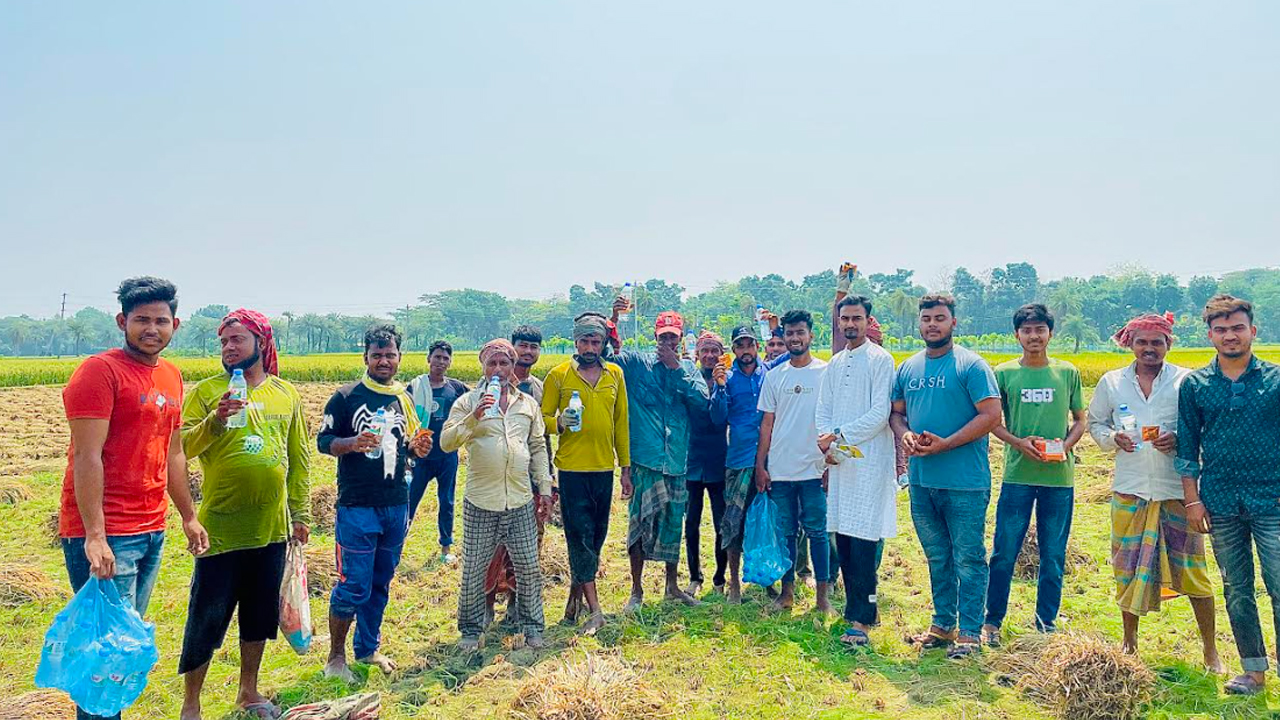 কৃষকদের জন্য পানি-স্যালাইন নিয়ে ফসলের মাঠে একদল তরুণ
