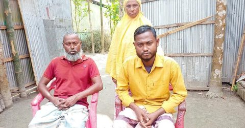টাকার অভাবে সপ্তাহের পরিবর্তে মাসে দু’দিন ডায়ালাইসিস করান আসাদুল
