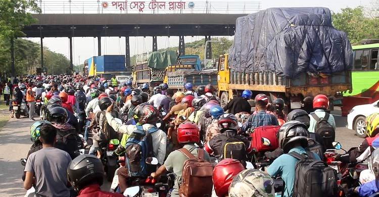 মাওয়া টোলপ্লাজায় মানুষের ঢল, মোটরসাইকেলের দীর্ঘ সারি