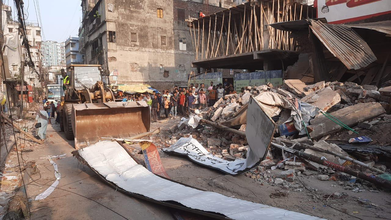 মুগদায় ১৭ ফিটের রাস্তা হচ্ছে ৫০ ফিট, খুশি এলাকাবাসী