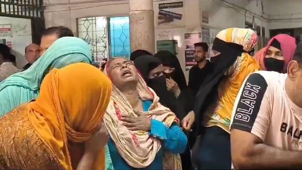 অটোরিকশার ধাক্কায় মায়ের কোল থেকে ছিটকে পড়ে শিশুর মৃত্যু