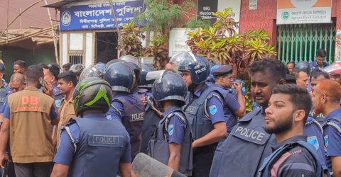 পুলিশের সামনে আ.লীগ নেতাকে কুপিয়ে হত্যা