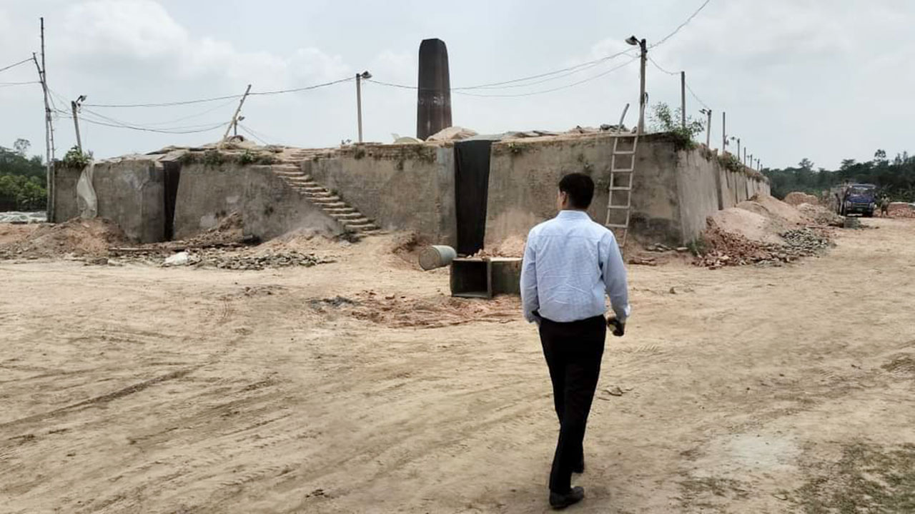 নিষিদ্ধ এলাকায় ইটভাটা স্থাপন করায় দুই লাখ টাকা জরিমানা