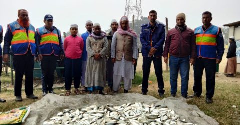 অবৈধ জাল ও মাছের পোনাসহ আটক ৬০
