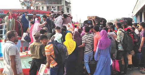 ঘরমুখো মানুষের উপচেপড়া ভিড় পাটুরিয়া ঘাটে