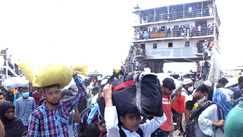 পাটুরিয়া ঘাটে যাত্রীদের উপচেপড়া ভিড়