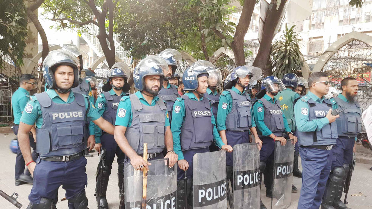 ফাঁকা ঢাকায় সর্বোচ্চ সতর্ক পুলিশ, থানায় থানায় বিশেষ নির্দেশনা