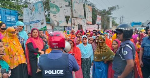 গাজীপুরে বকেয়া বেতনের দাবিতে শ্রমিকদের বিক্ষোভ