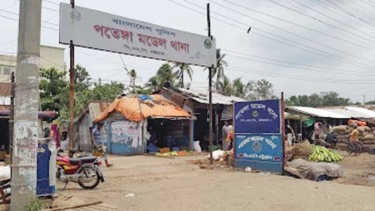 চট্টগ্রামে গাড়ি উল্টে বিদেশি ছাত্রী নিহত