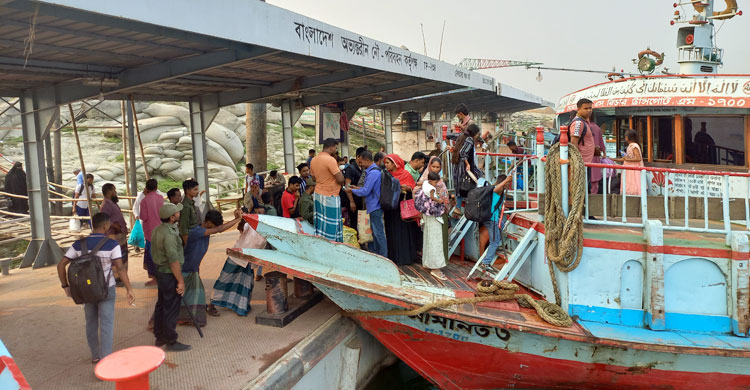 ছুটি শেষেও দৌলতদিয়ায় নেই যাত্রীর চাপ