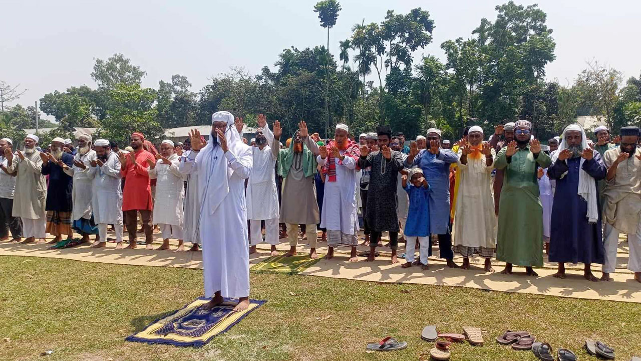 একপশলা বৃষ্টি আর শীতল প্রকৃতির আকুতি নিয়ে রংপুরে ইসতিসকার নামাজ