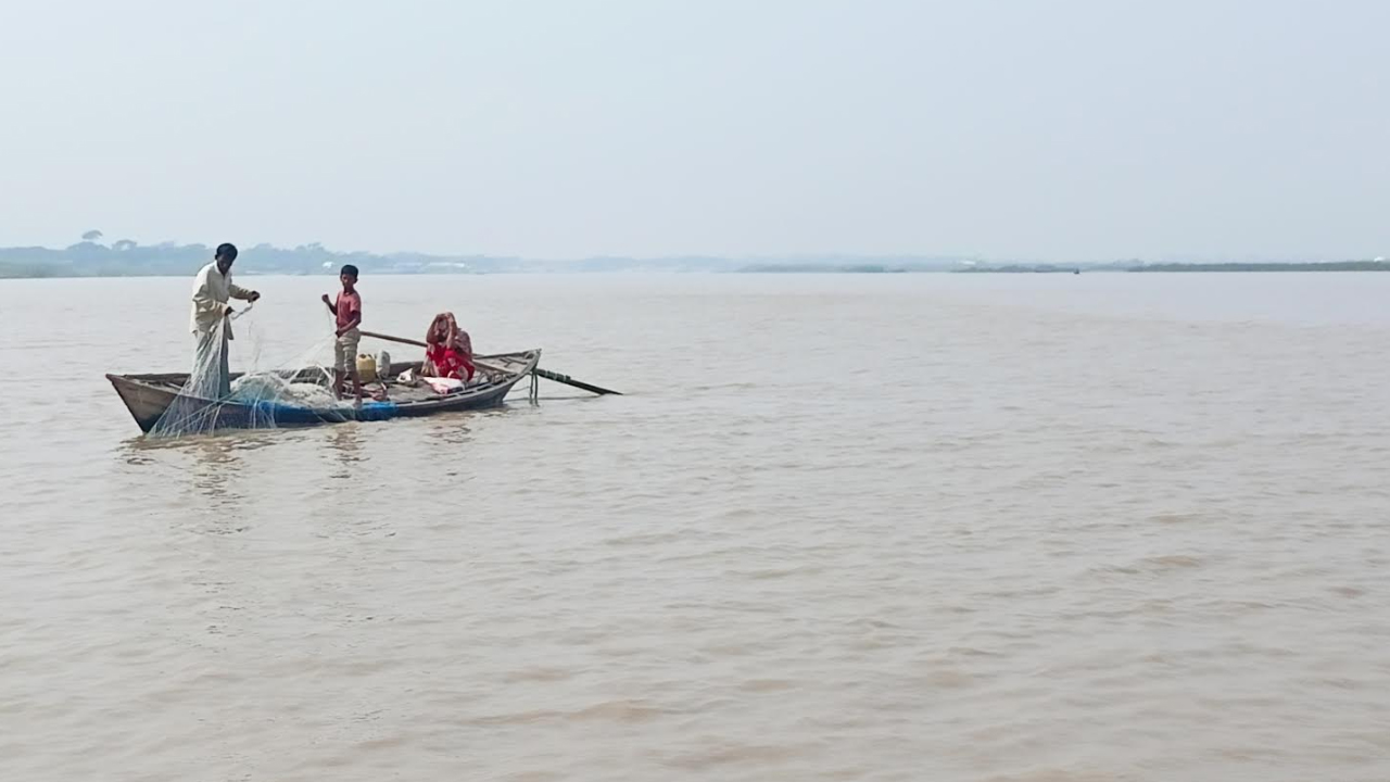 গোসলখানায় পানি না পেয়ে নদীতে ঝাঁপ, তরুণীর মৃত্যু