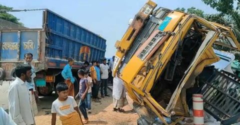 নাটোরে দুই ট্রাক ও অটোরিকশার ত্রিমুখী সংঘর্ষে একজন নিহত, আহত ৩