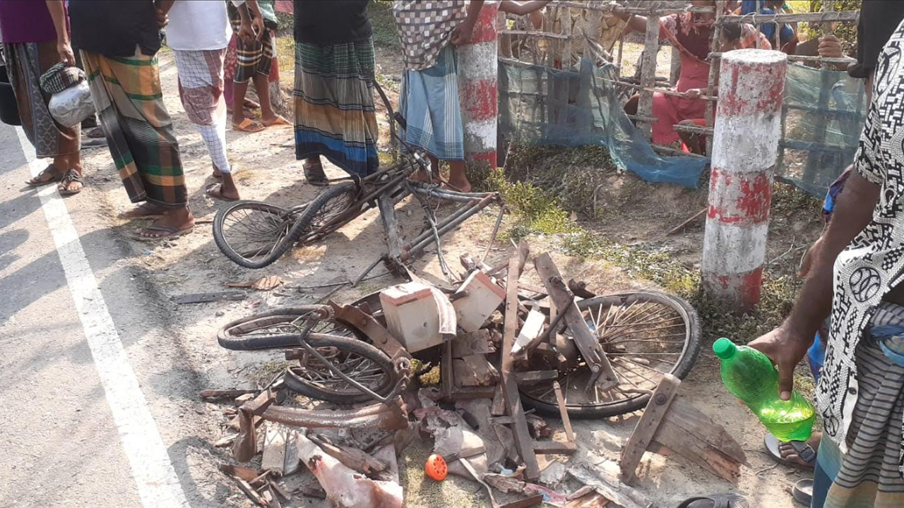 বাগেরহাটে ট্রাকচাপায় ৩ ভ্যানযাত্রী নিহত