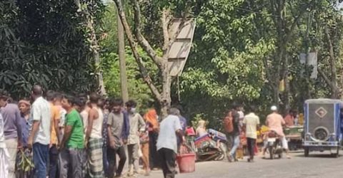 হঠাৎ ভেঙে গেল অটোভ্যানের এক্সেল, চাপা দিল গাড়ি